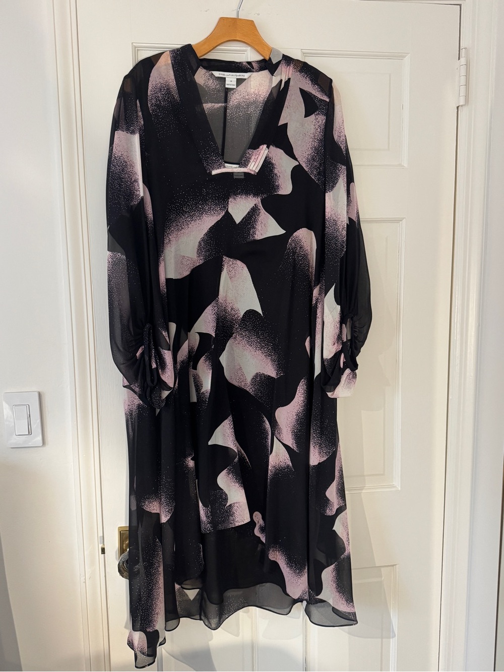 Diane Von Furstenberg Black & Light Pink Abstract Long Sleeve Dress